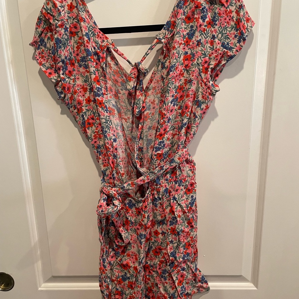 American Eagle Floral Romper | red size medium | tie waist, open back